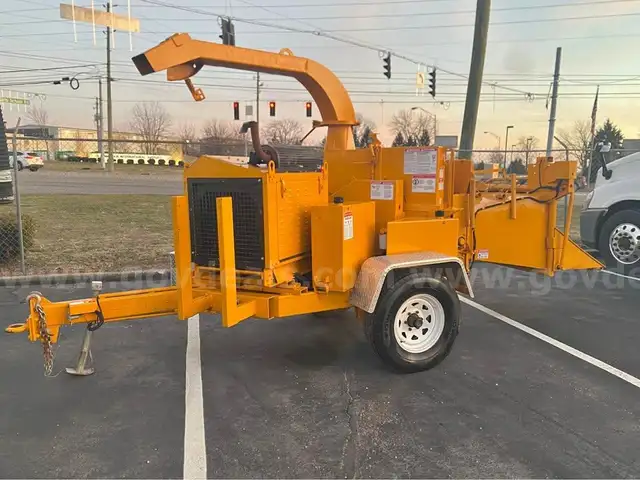 2005 Bandit 200XP Tree Chipper - Only 400 Hours