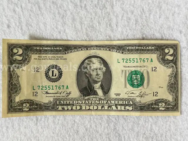 Rare $2 bill "Miscut" on right border GREEN print 1976 series
