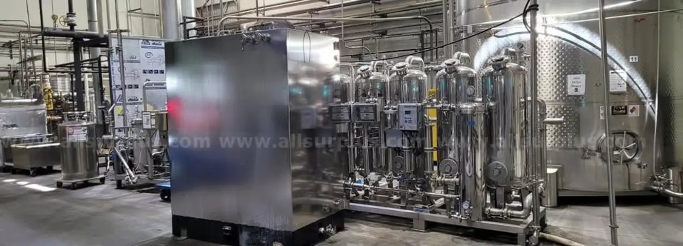 Custom Square Stainless Steel 1,000 Gallon Tank w/18" View Port.