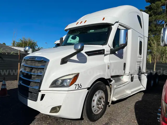 2021 Freightliner Cascadia 126 6x4 T/A Sleeper Truck Tractor