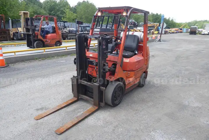 2005 Toyota 7FGCU25 Pneumatic Tire Forklift