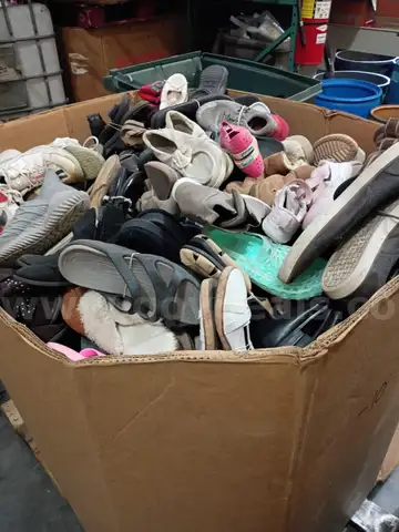 Gaylord of pairs of shoes