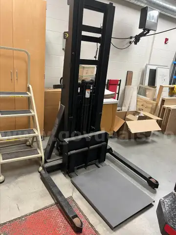 Crown Pallet Stacker &#x2013; unknown condition