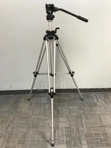 Bogen Manfrotto 3046 Professional Tripod w/ 3063 Fluid Head