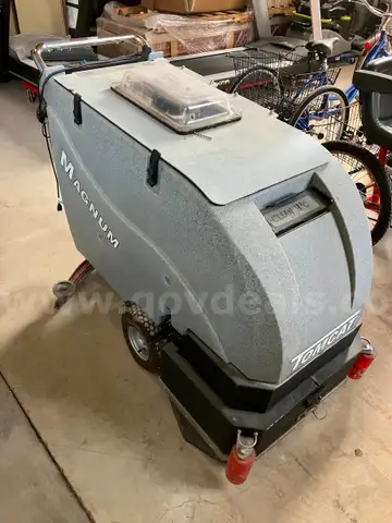 magnum 26-D Industrial floor scrubber