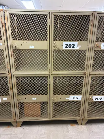 Lot of metal lockers/cages, 4 compartments