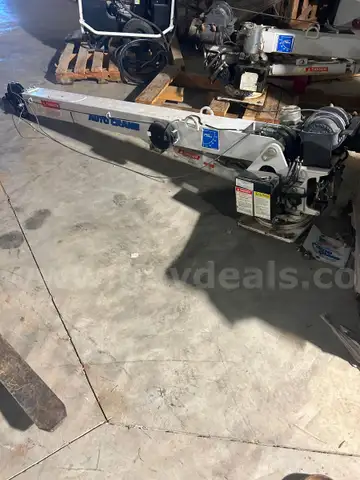 3203 Auto Crane