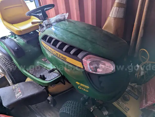 John Deere Riding Mower D130