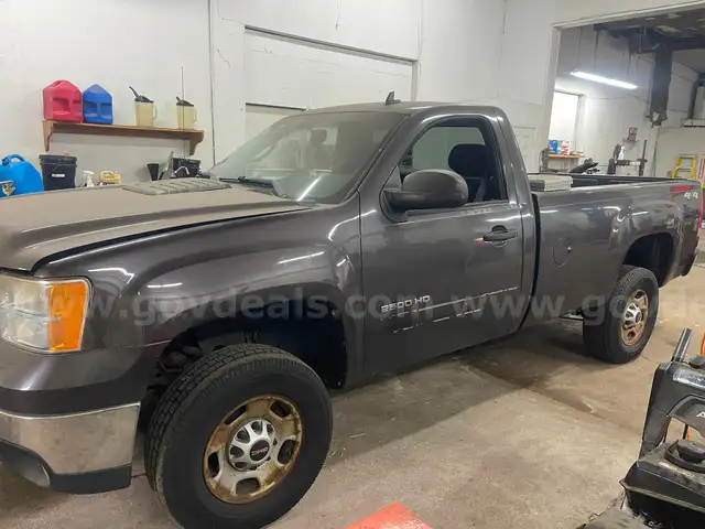 2011 GMC SIERRA 2500HD PICKUP DIESEL W/PLOW