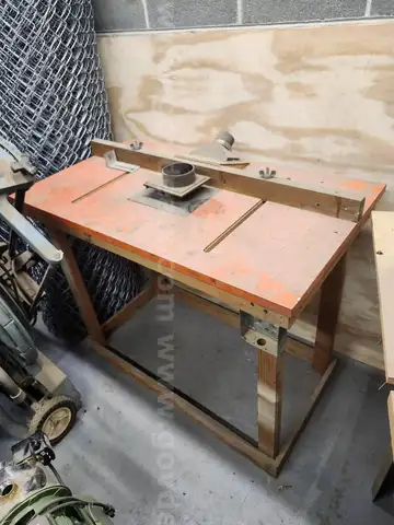 Router Table with Vacuum Connection