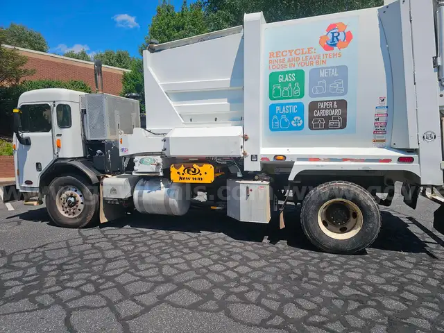 2017 Peterbilt COE 320