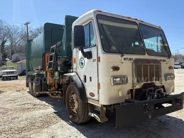 2015 Peterbilt 320