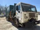 2015 Peterbilt 320