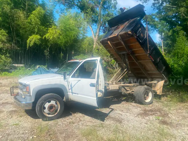 2002 Chevrolet Silverado 3500 Regular Cab 2WD dump truck
