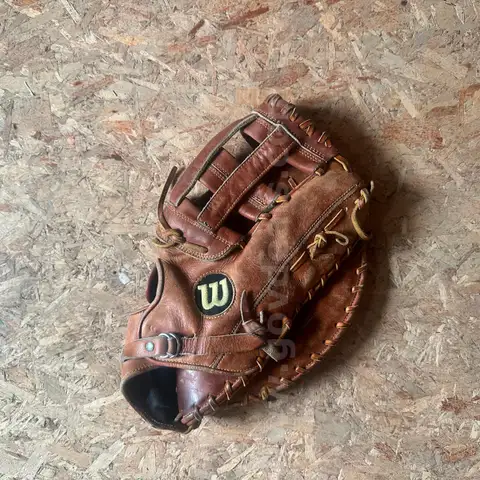 1st Base Mitt - Wilson A2000