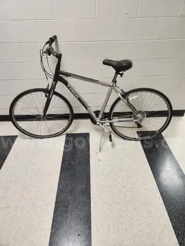 Black Verve 1 Trek Bike