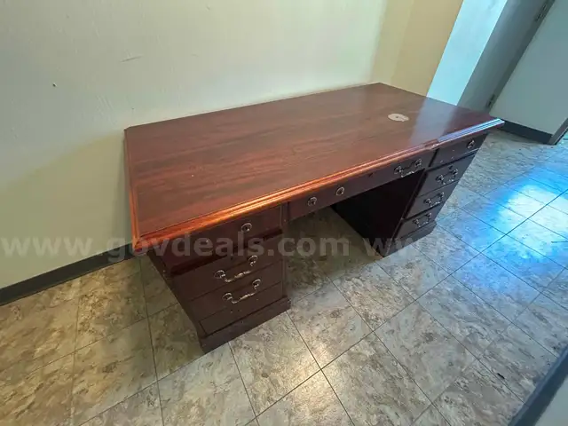 1 VERY LARGE LOT OF OFFICE FURNITURE