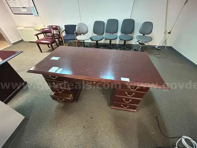 1 VERY LARGE LOT OF OFFICE FURNITURE