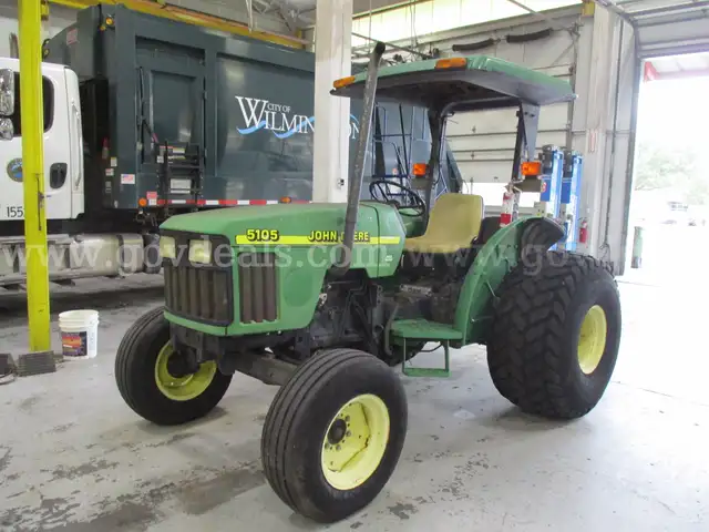 2001 John Deere 5105 Tractor