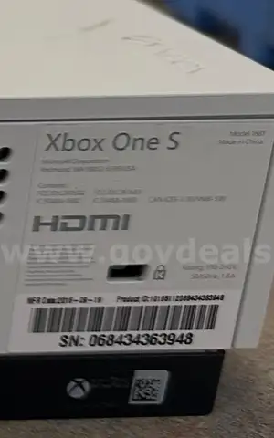 XBOX ONE S CONTROLLER AND CABLES