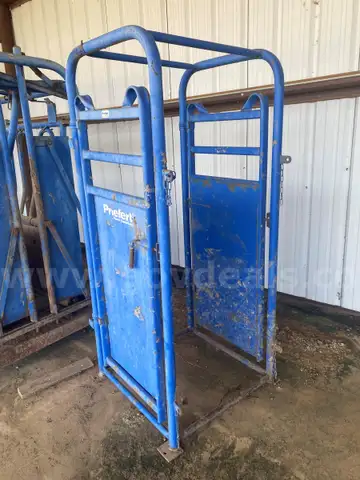 Prfiefert Cattle Squeeze Chute with palpation cage