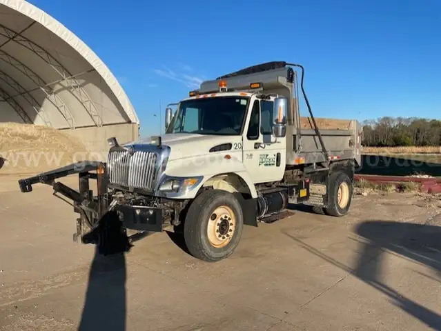 2004 International 7400 SFA  CONVENTIONAL CAB, 7.6L L6 DIESEL.4x2 Dump Truck