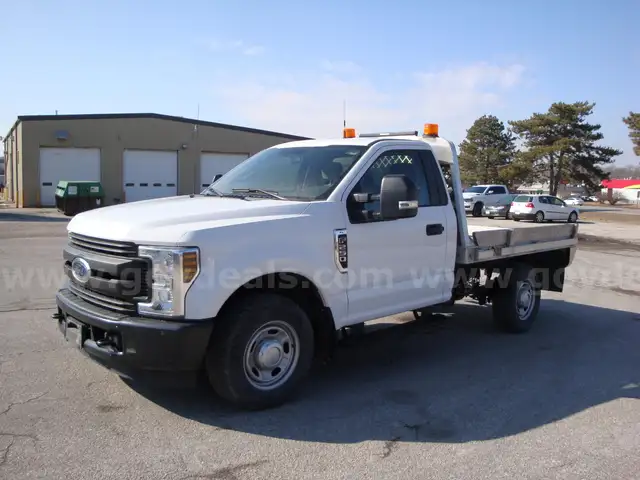2018 Ford F-250 XL Super Duty 4x2 Regular Cab Flatbed