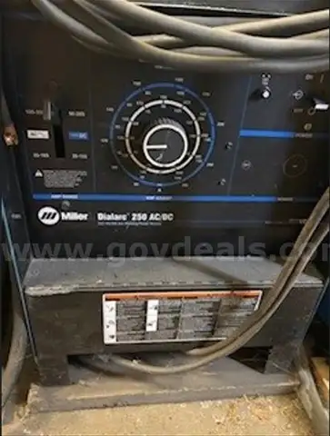 Miller Dialarc 250 AC/DC Arc Welder - Serial #LF033617