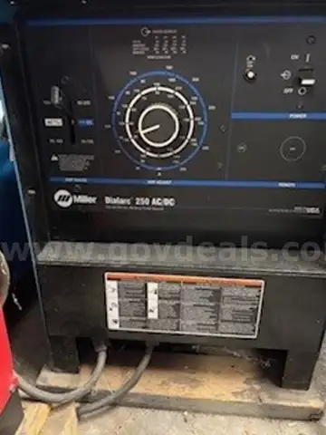 Miller Dialarc 250 AC/DC Arc Welder - Serial #LF033620