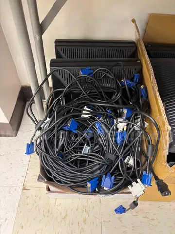 HENCC Lot 26006 Dell Computer Monitors