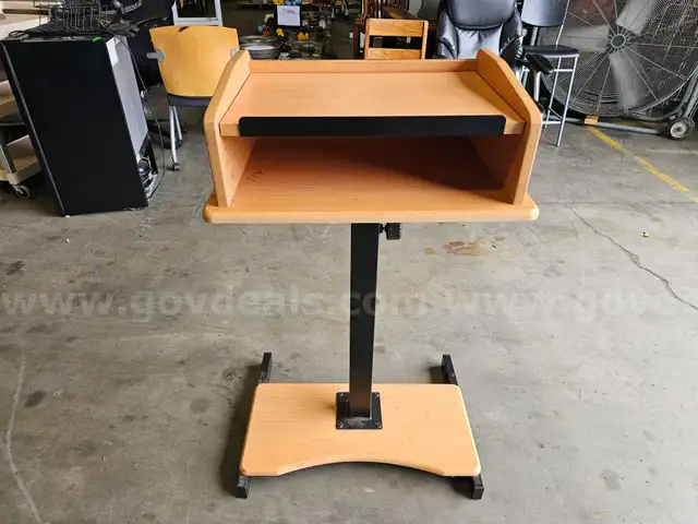 ONE PODIUM (HEIGHT ADJUSTABLE)