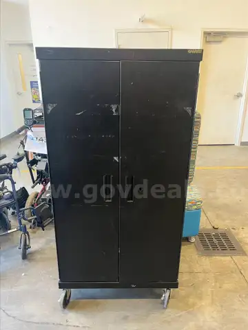 METAL STORAGE CABINET ON WHEELS (NO KEY) (61IN H X 30IN W X 24IN D)