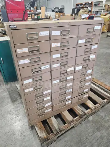 METAL STORAGE CABINET (37IN H X 30IN W X 12IN D)