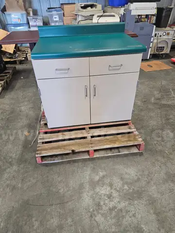 STORAGE CABINET WITH TOP (30IN H X 36IN W X 24IN D)