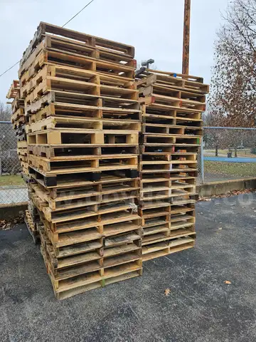 (80) USED WOOD PALLETS (48IN L X 40IN W)