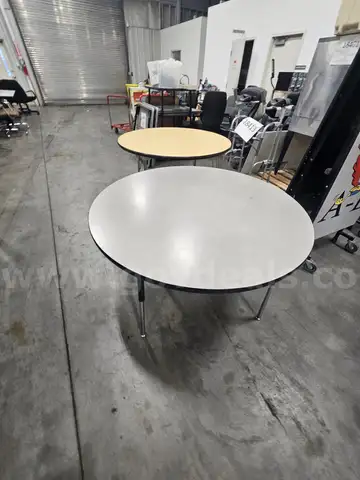 (2) ROUND TABLES (4FT ROUND)