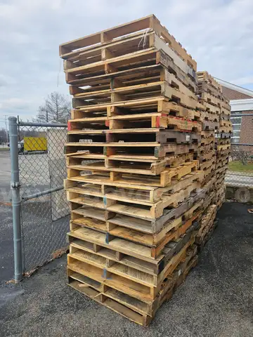(60) USED WOOD PALLETS (48IN L X 40IN W)