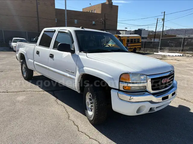 2004 GMC Sierra 2500 SLE Crew Cab 4WD (NO TITLE)