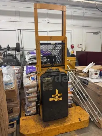 Raymond Caroling Handling - BIG Joe Semi Manual Forklift