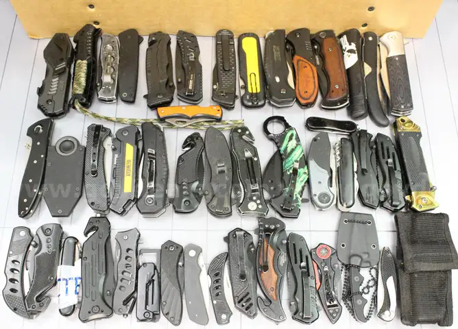 Approx. 11 lbs. of Assorted Black Knives, #34321, **PICK UP ONLY**