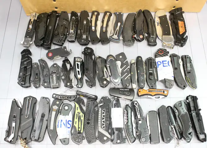 Approx. 11 lbs. of Assorted Black Knives, #34441, **PICK UP ONLY**