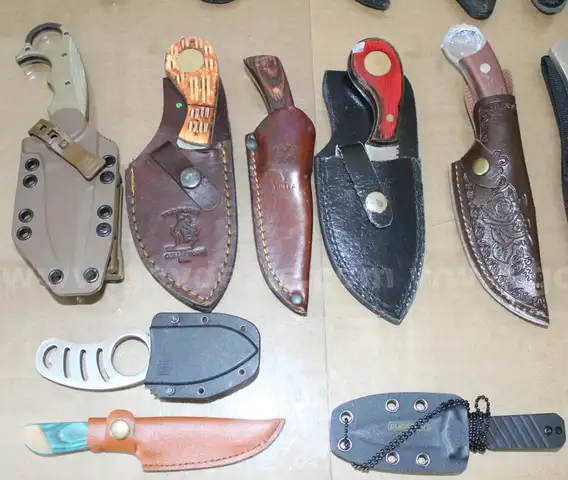 Approx. 6 lbs. of Assorted Fixed Blade Knives, #33846