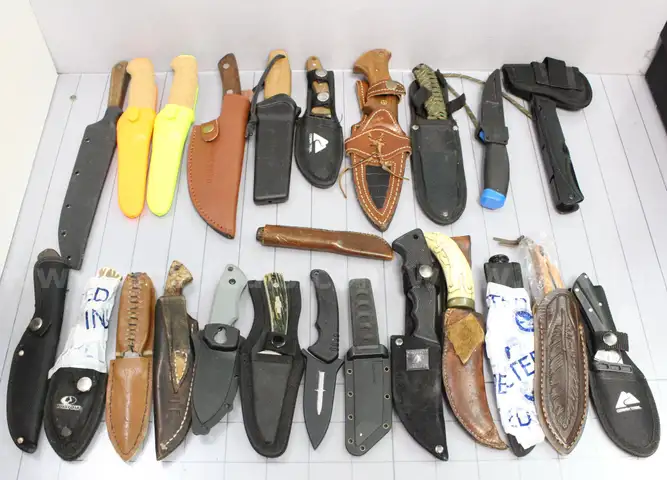 Approximately 9 lbs. of Assorted Fixed Blade Knives, #34772