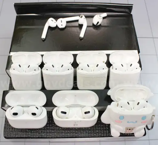 (7) Sets of Apple Air Pods/etc., Approx. 1 lb., #33953
