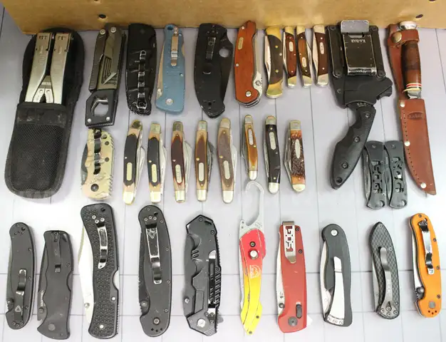 Approx. 6 lbs. of Assorted BRAND-NAME Knives, #33985