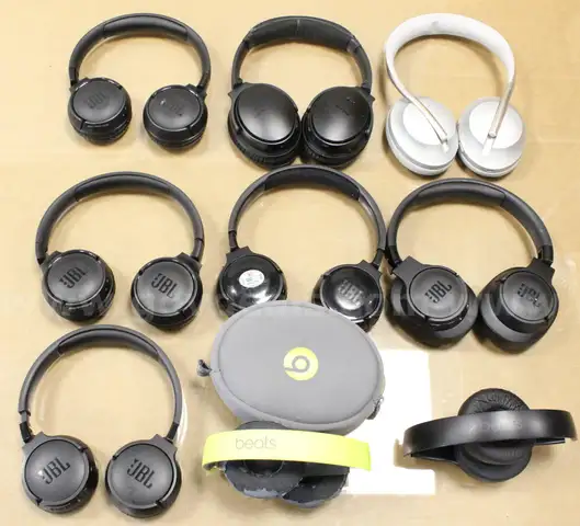 Approx. 4 lbs. of Brand-name Headphones/Asst. Electronics, #34019