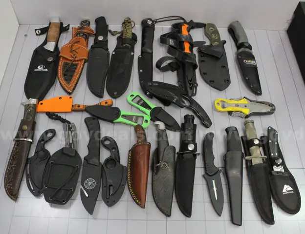 Approximately 9 lbs. of Assorted Fixed Blade Knives, #34809