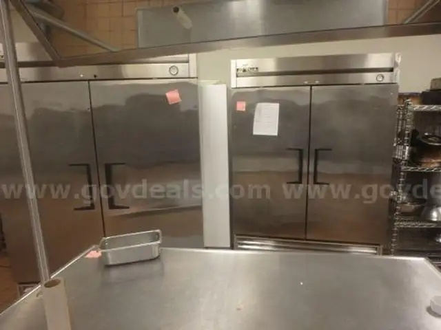 COMMECIAL FREEZER (206425 TM)