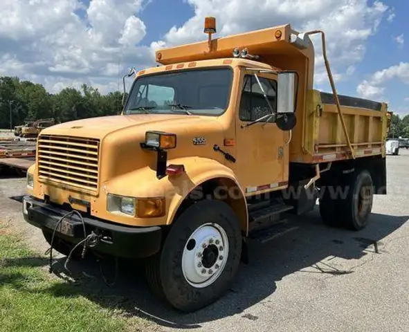 2001 International 4700 (209245 NB DOT)