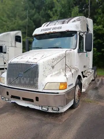 2000 Volvo VNL (209374 AJ)